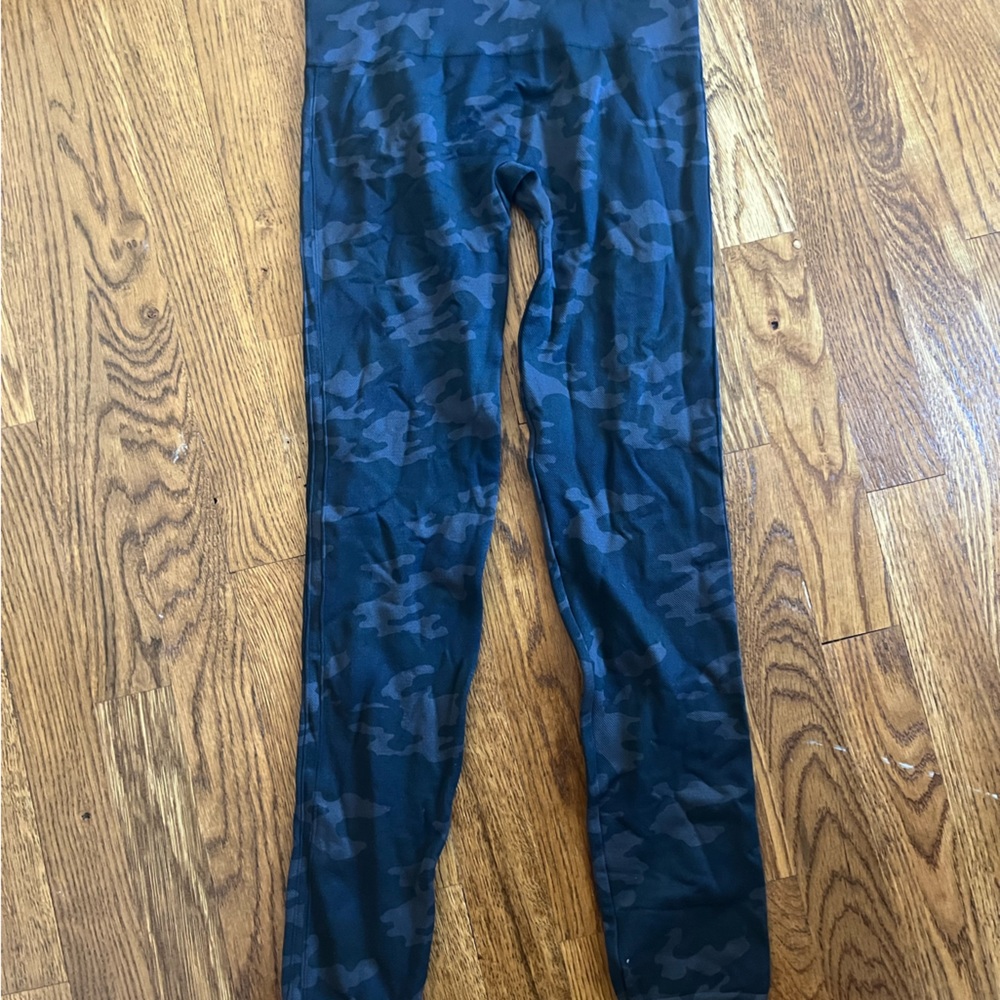 Spanx Camo Black Leggings Size Medium